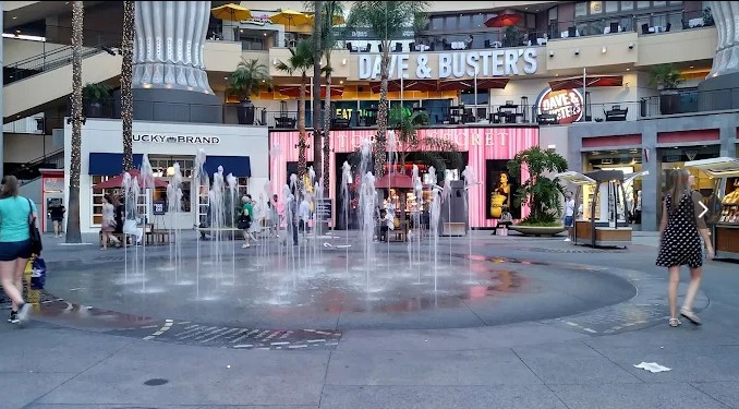 Ovation-Hollywood-Shopping-Mall-Los-Angeles-California-1